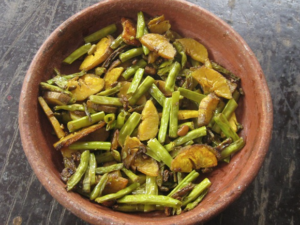 Achingya Kaya Mezhukkupuratty (Kerala style String Beans and Raw Banana Veg dish)