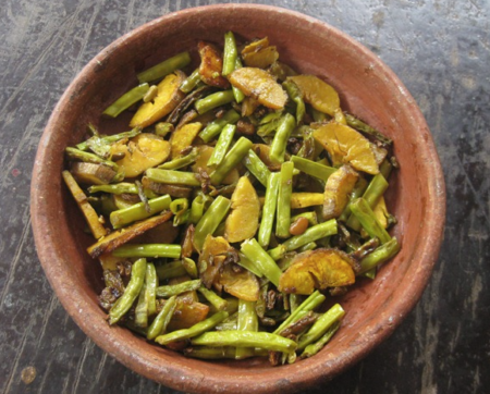 Achingya Kaya Mezhukkupuratty (Kerala style String Beans and Raw Banana Veg dish)